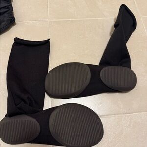 Yeezy YZY Pods Black Size 1 - Fits Between US 6 to 8.5 Men’s